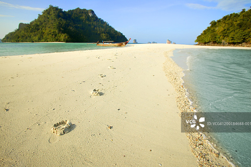 沙滩上的脚印：低角度视角图片素材