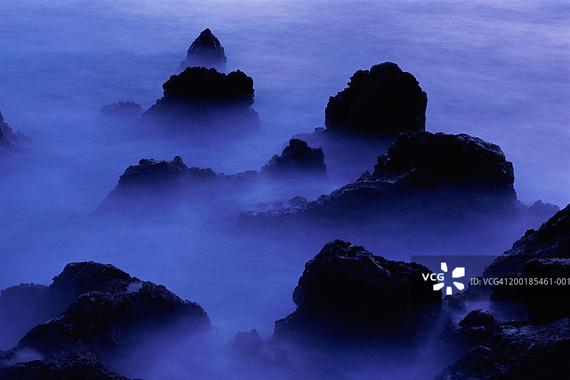 笼罩在雾中的熔岩石与海洋（长时间曝光）图片素材