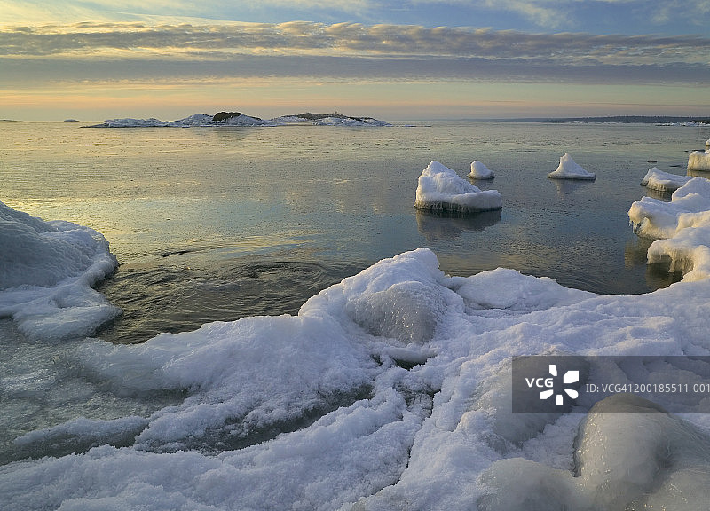 瑞典波的尼亚湾：水面上的日出图片素材
