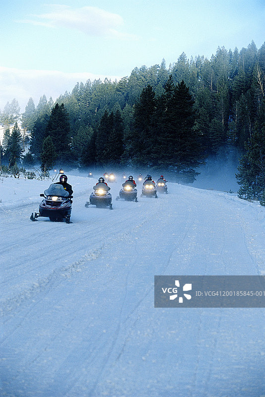 人们在冬季驾驶雪地摩托图片素材