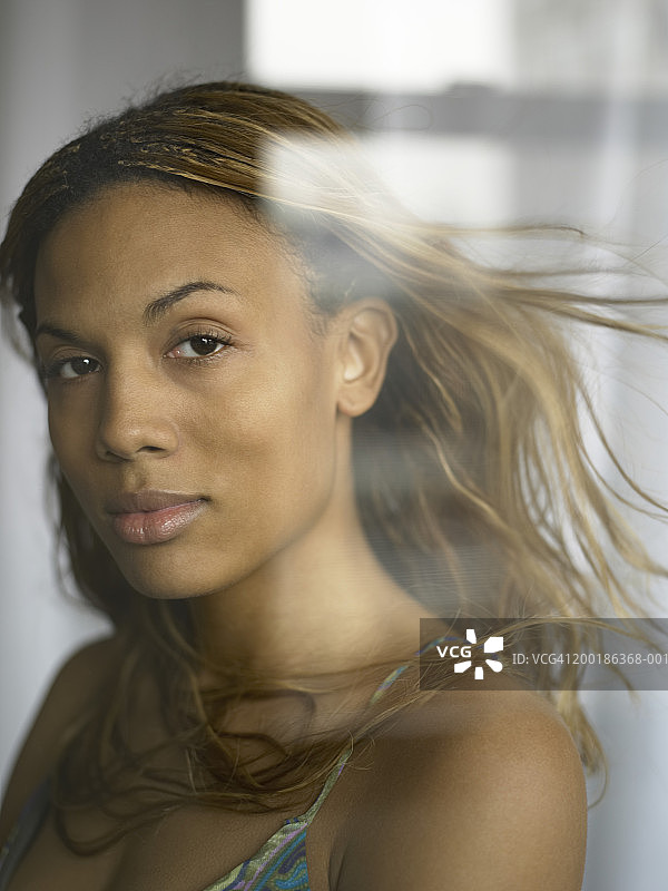 秀发飘逸的年轻女子特写肖像图片素材