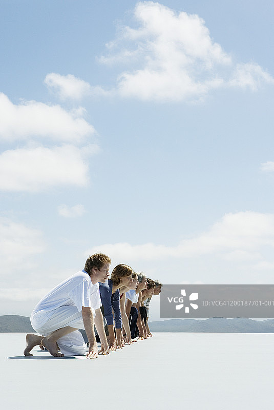 一群人在户外起跑线上图片素材