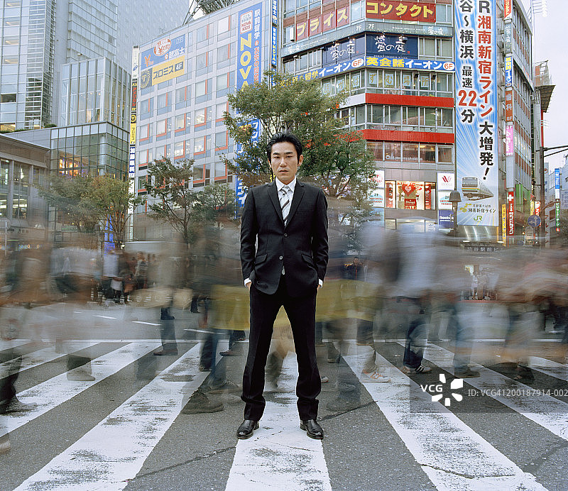 站在人行横道上的商人（长曝光）图片素材