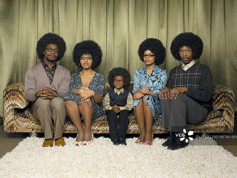 家人坐在沙发上微笑合影图片素材