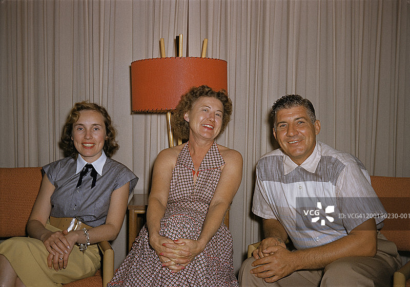 两名女人和一名男子坐在扶手椅上图片素材