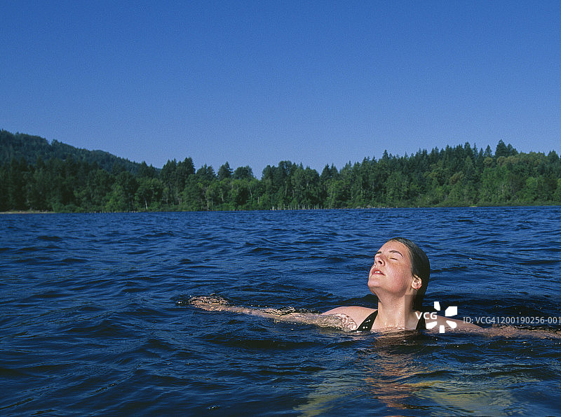 在湖里游泳的少女（13-15岁），夏季图片素材