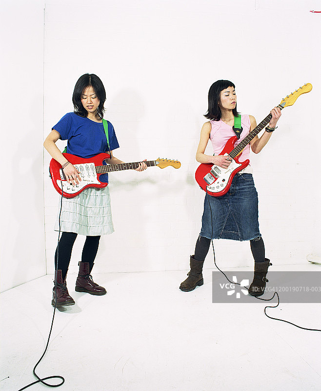 两位年轻女人演奏电吉他图片素材
