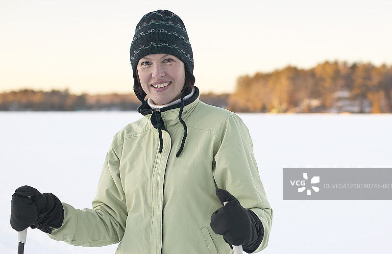 手持滑雪杖的女子冬季肖像图片素材