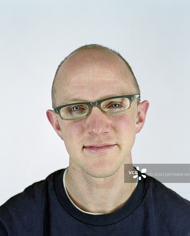 戴眼镜的年轻男子特写肖像图片素材