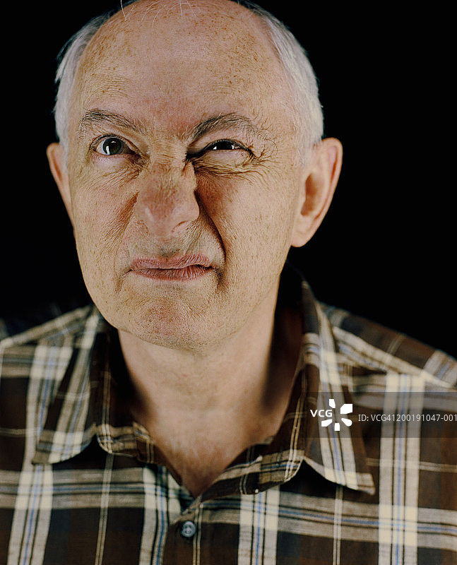 年长的男人做鬼脸特写图片素材
