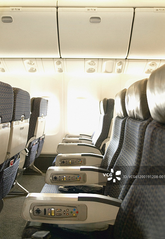 商用飞机上一排排空座位图片素材