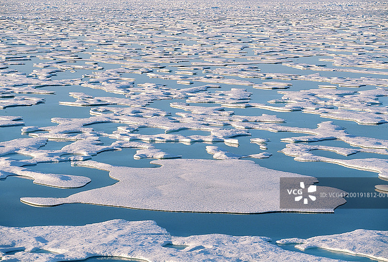 北冰洋中的冰纹图案（夏季）图片素材