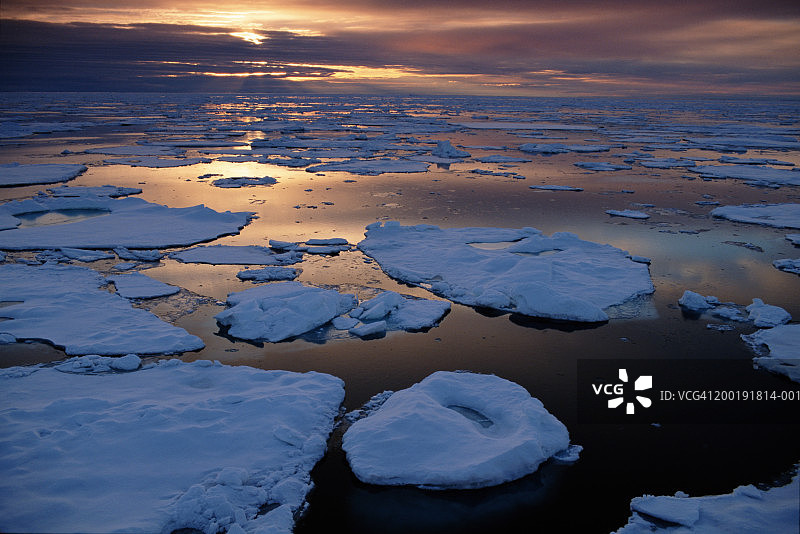 加拿大戴维斯海峡夏季日落图片素材