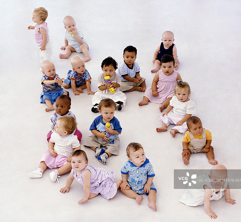 坐在地板上的婴儿（5-12个月）图片素材