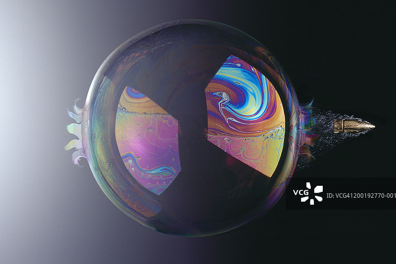 穿过气泡的子弹侧视图（数字合成图）图片素材