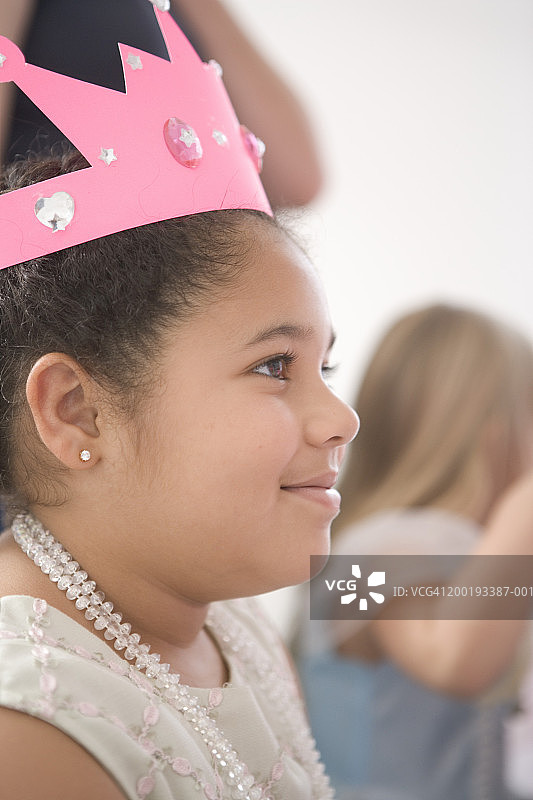 在茶话会上戴着公主皇冠的女孩（8-10岁），侧视图，特写图片素材