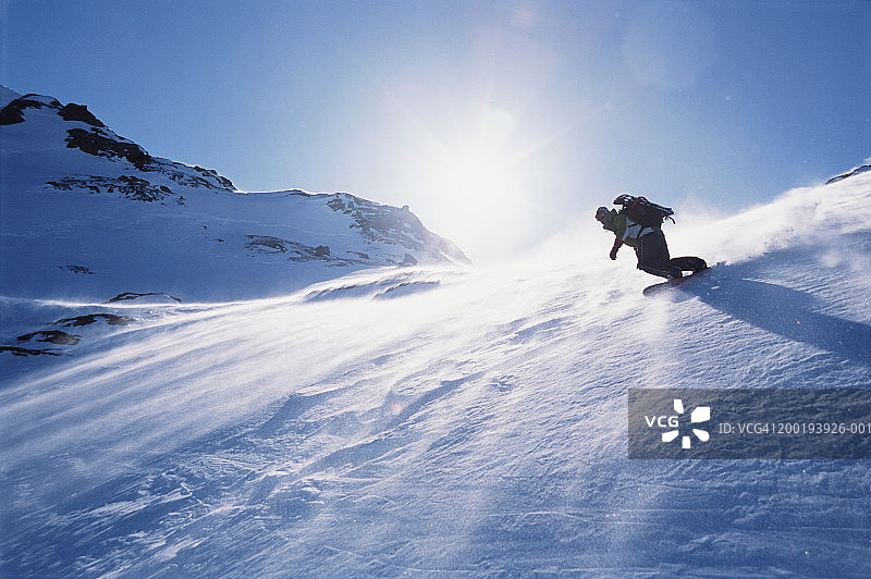 男子进行野外单板滑雪图片素材