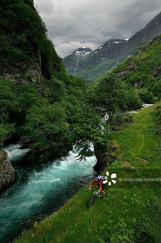 挪威弗莱姆斯达伦峡谷山地自行车运动高角度景观图片素材
