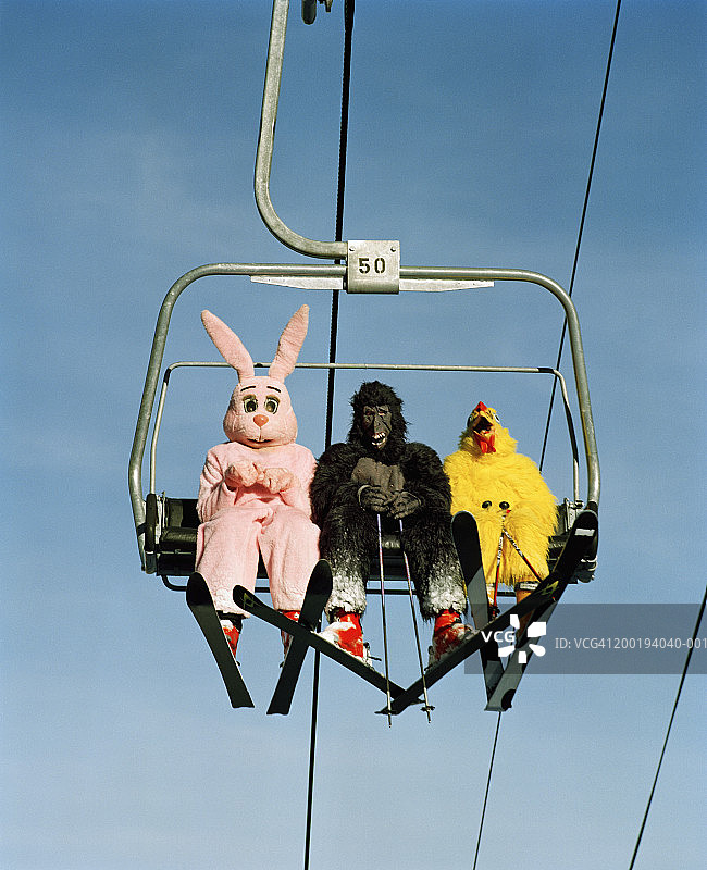 穿着动物服装乘坐滑雪缆车的人们图片素材