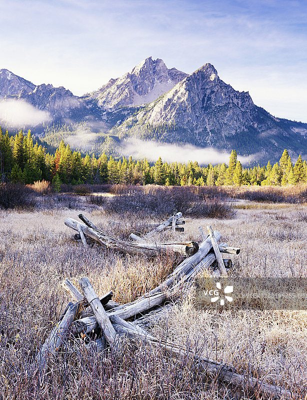 美国爱达荷州锯齿山脉：麦高恩峰俯瞰旧木栅栏图片素材