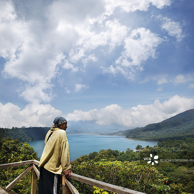 印度尼西亚巴厘岛布扬湖，清晨，男子观赏风景图片素材