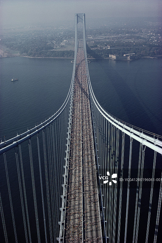 美国纽约市马拉松：韦拉扎诺桥上的跑步者航拍图片素材