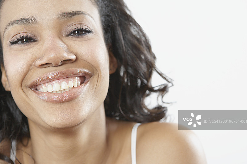 年轻女子微笑，肖像图片素材