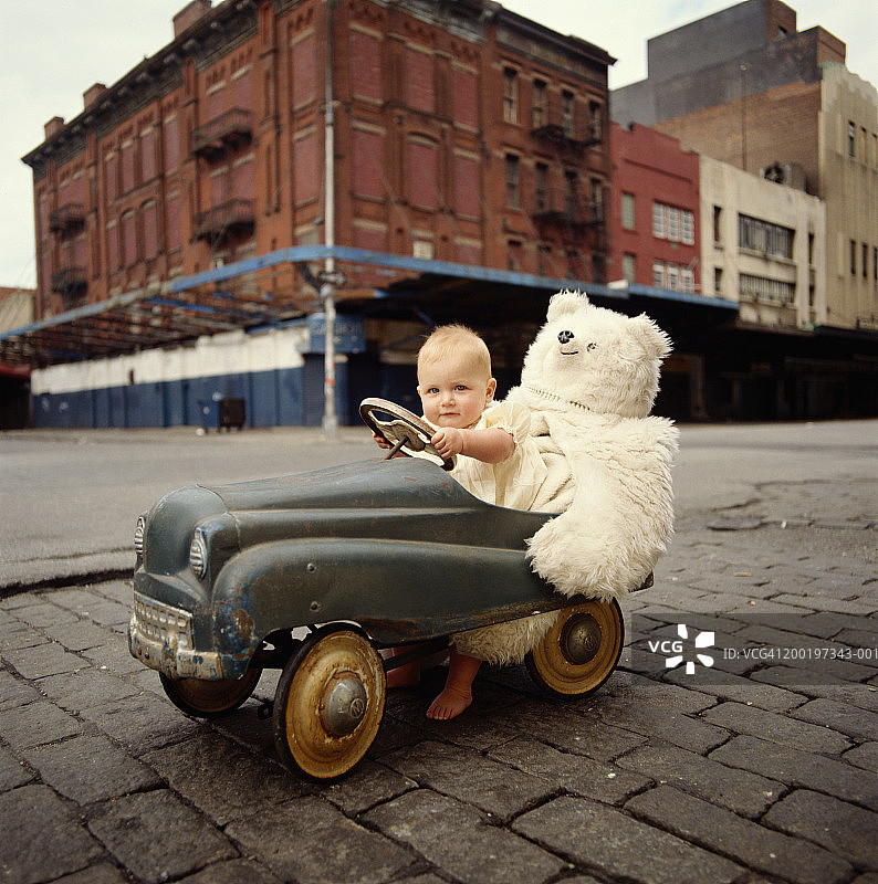 女童（15-18个月）在玩具车里玩耍图片素材