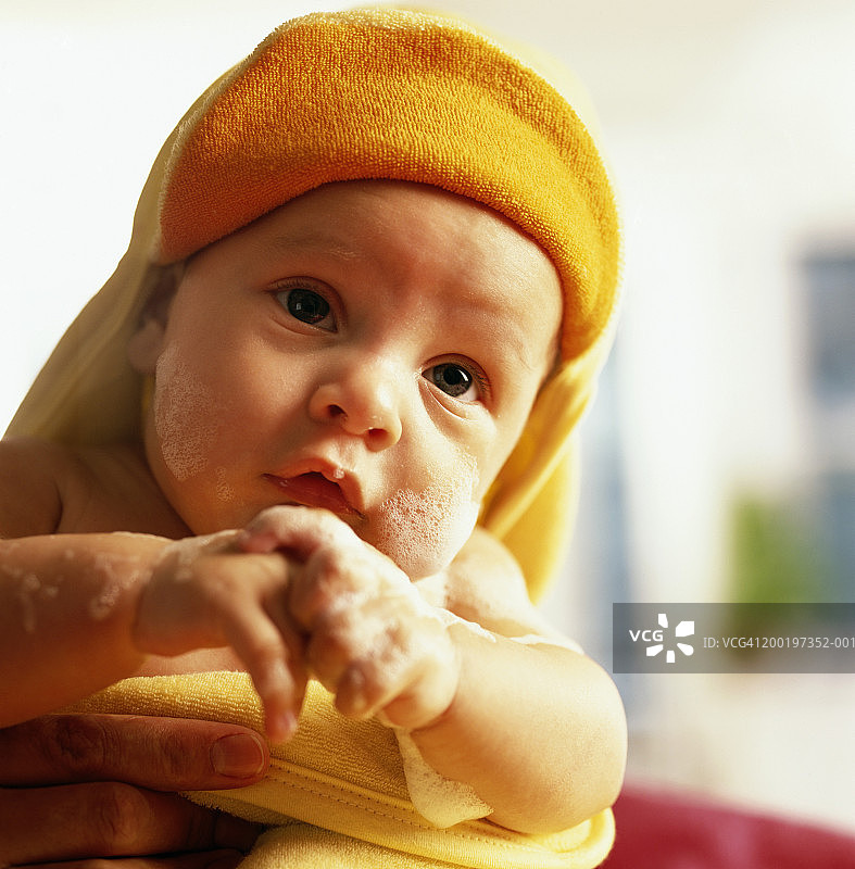裹着毛巾、脸上涂着肥皂的男婴（0-3个月）图片素材