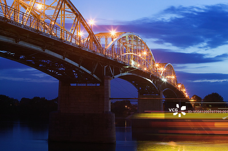 匈牙利埃斯泰尔戈姆黄昏时分的玛丽亚瓦莱里亚桥长曝光图片素材