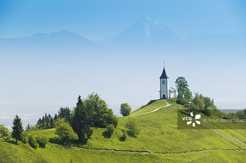 斯洛文尼亚戈雷尼斯卡圣普里姆教堂高视角图片素材