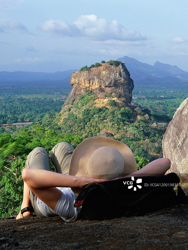斯里兰卡女游客在锡吉里耶古城遗址背面图片素材