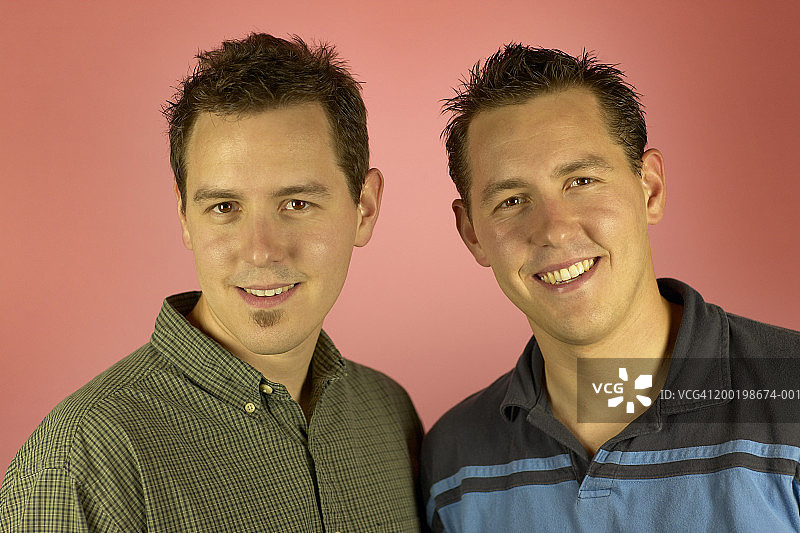 微笑的双胞胎兄弟图片素材