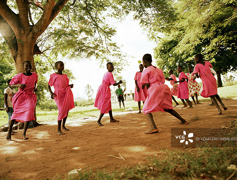 一群女孩（6-12岁）在玩耍图片素材