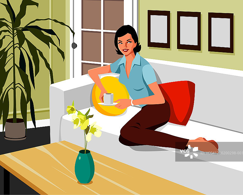 坐在沙发上，拿着咖啡杯的女人图片素材