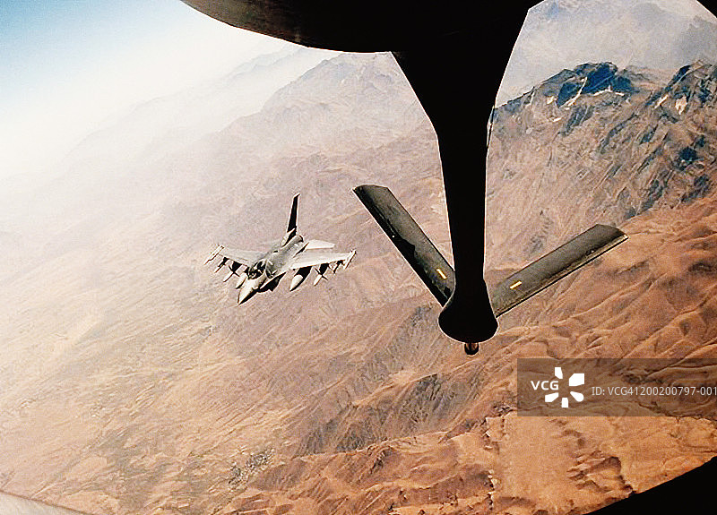 飞行中的通用动力F-16战隼和波音KC-135空中加油机图片素材