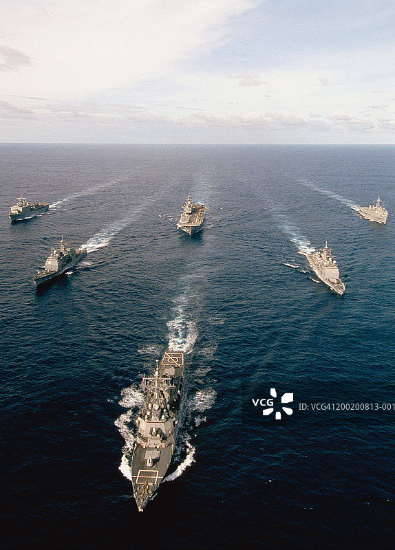 大西洋上的军舰船队图片素材
