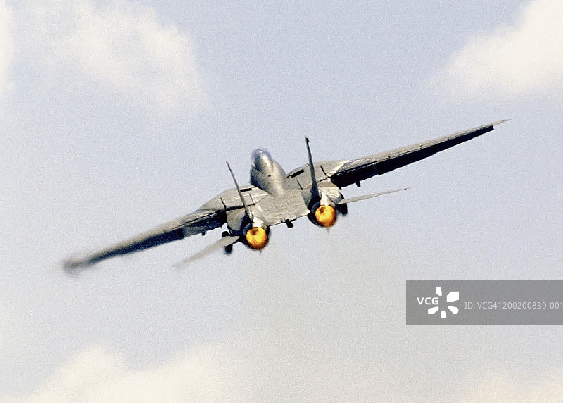 飞行中的格鲁曼F-14雄猫战斗机后视图图片素材