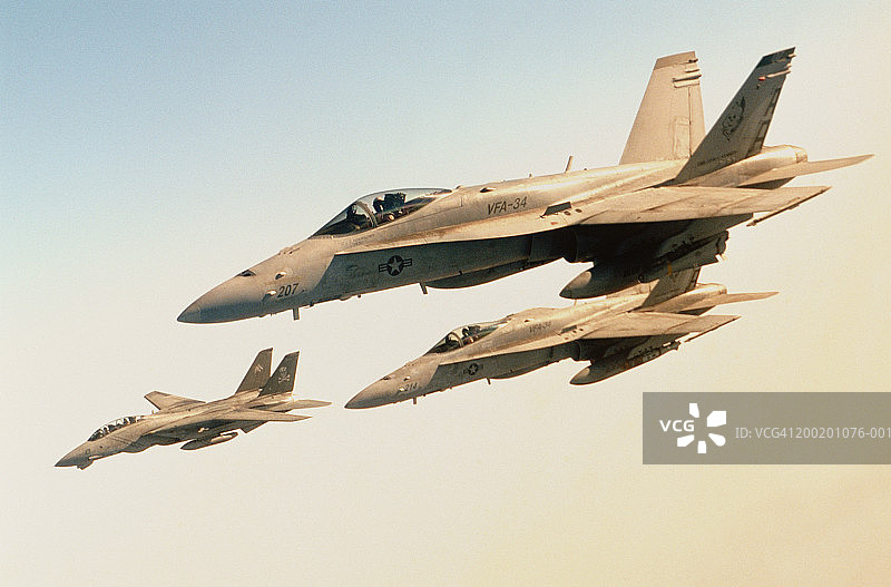 格鲁曼F-14雄猫战斗机与两架麦克唐纳道格拉斯F-18超级大黄蜂战斗机图片素材