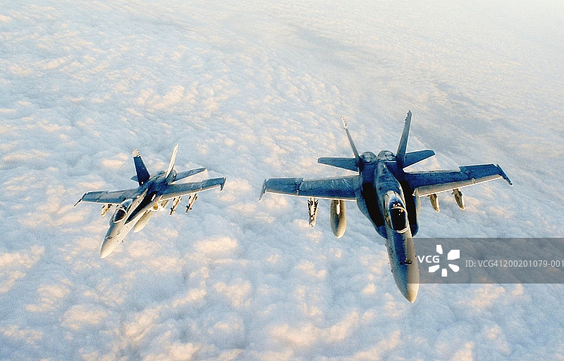 两架麦克唐纳·道格拉斯F-18超级大黄蜂编队飞行图片素材