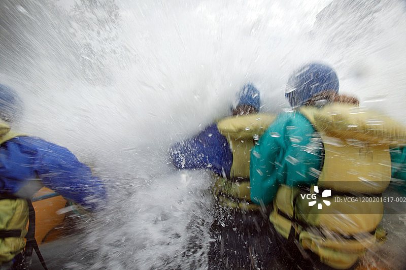 水花溅到在激流中漂流的人们身上（模糊运动）图片素材