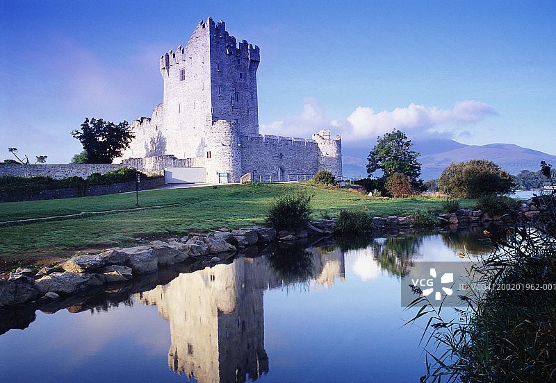 爱尔兰凯里郡基拉尼劳恩湖上的罗斯城堡图片素材