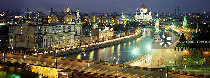 俄罗斯莫斯科：黄昏时的莫斯科河与城市景观图片素材