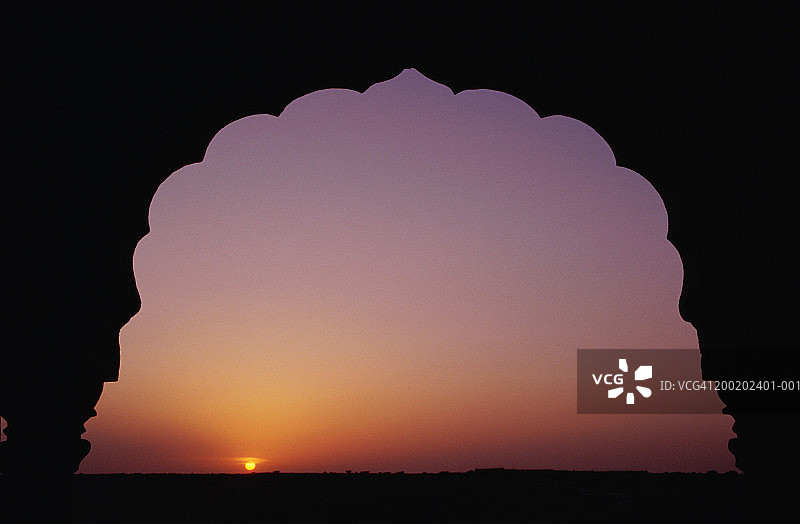 巴达巴格纪念碑拱门的日落景色图片素材