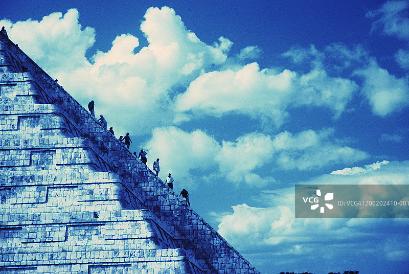 游客攀登奇琴伊察玛雅遗址的卡斯蒂略金字塔图片素材