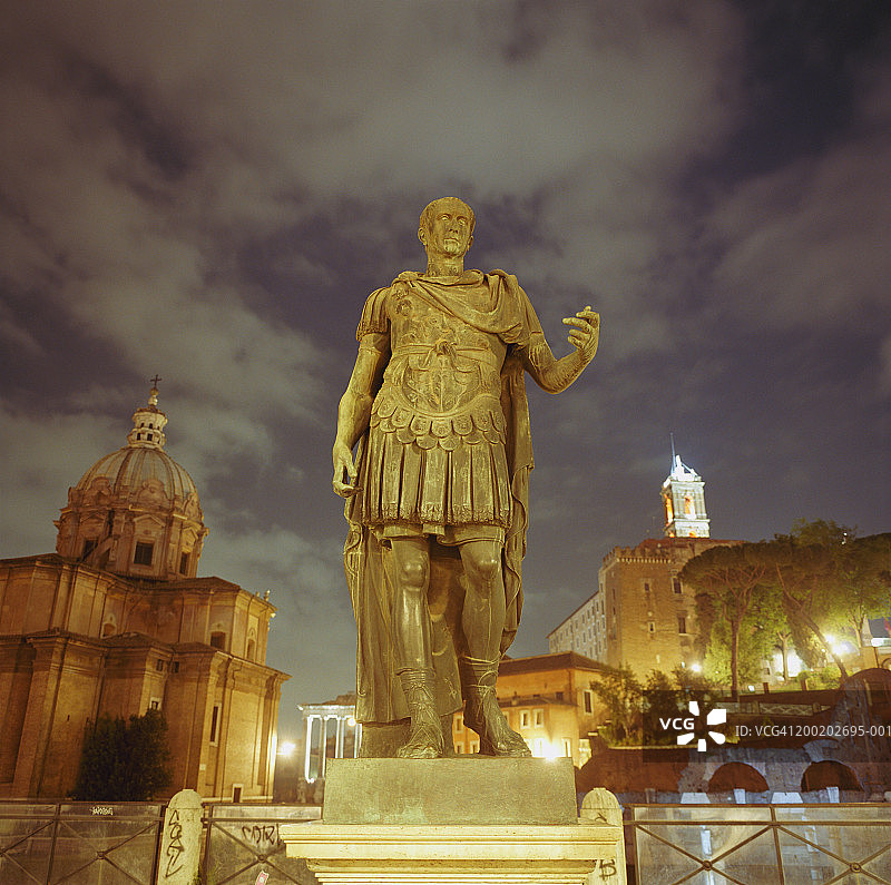 意大利罗马：罗马广场前的凯撒雕像图片素材