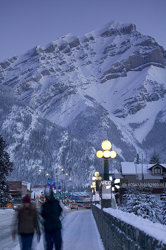 加拿大艾伯塔省班夫镇黎明时分的诺奎山街景图片素材