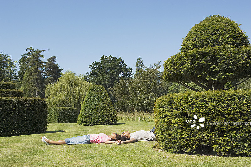 在公园里放松的年轻男女图片素材