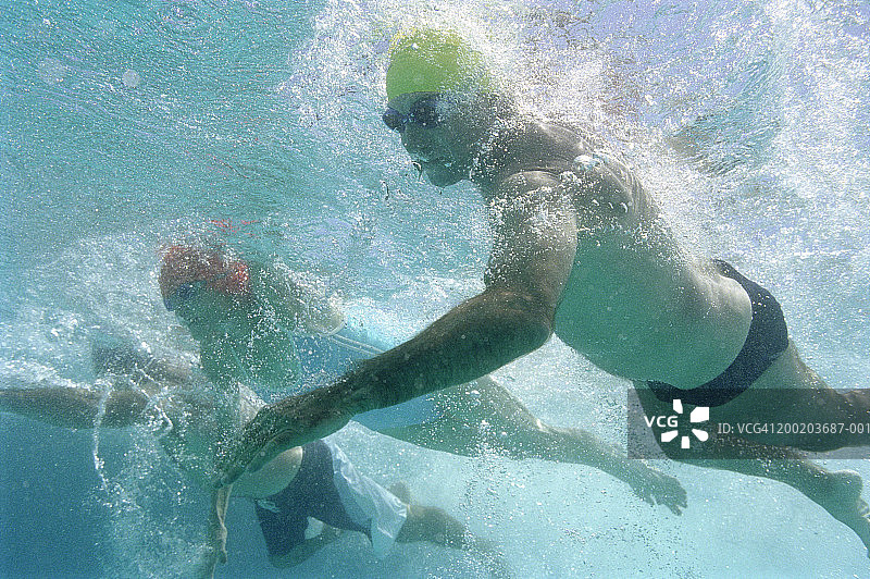 中年妇女和两个中年男人在水下游泳图片素材