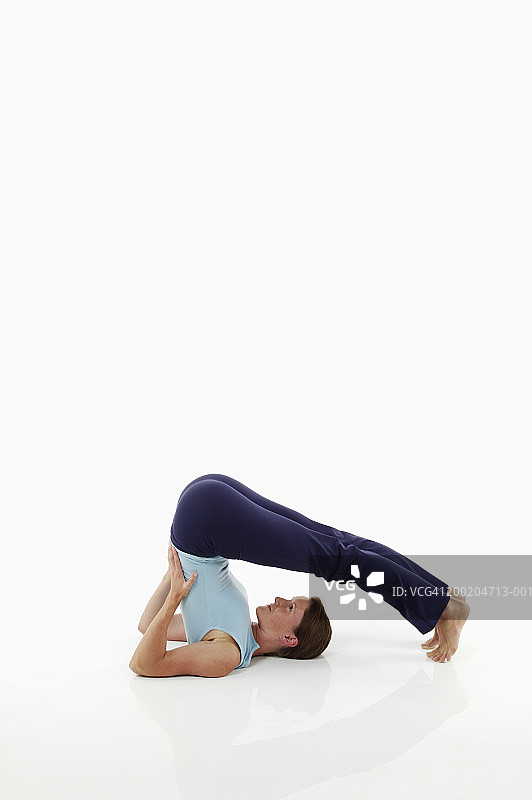 做瑜伽犁式的女人图片素材